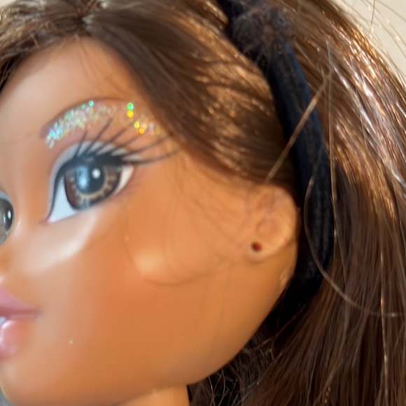 2001 MGA Bratz doll nice eye shadow no earrings (1) please view all photos - Picture 3 of 11